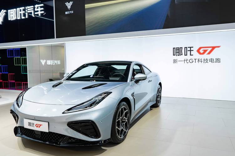 东莞314哪吒汽车在智能汽车领域的表现，领途汽车在新能源汽车市场中的影响力